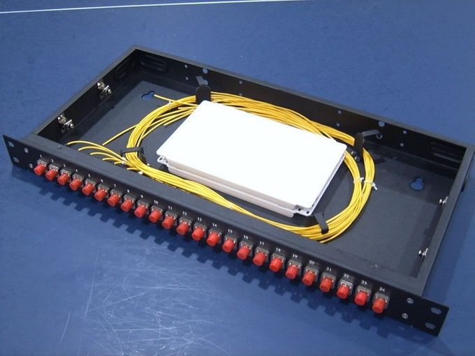 1U کشویی Splicing فیبر نوری پانچ پانل 1550nm طول موج با راهنمای کابل